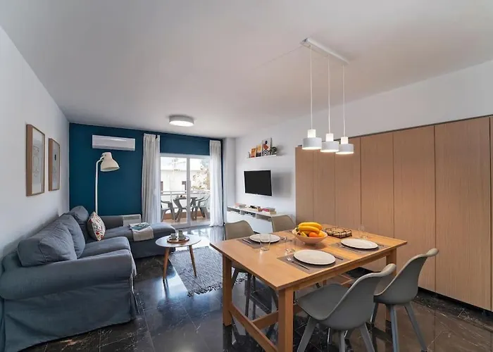 \'Core\' Modern Living Apartment, Rhodes Center